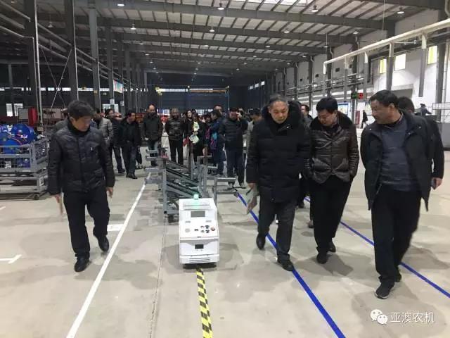  各级领导观摩总装配线的AGV智能搬运车